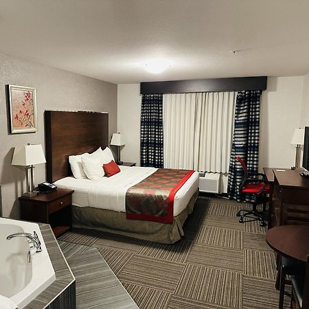 Hotel Ramada By Wyndham Moose Jaw Esterno foto