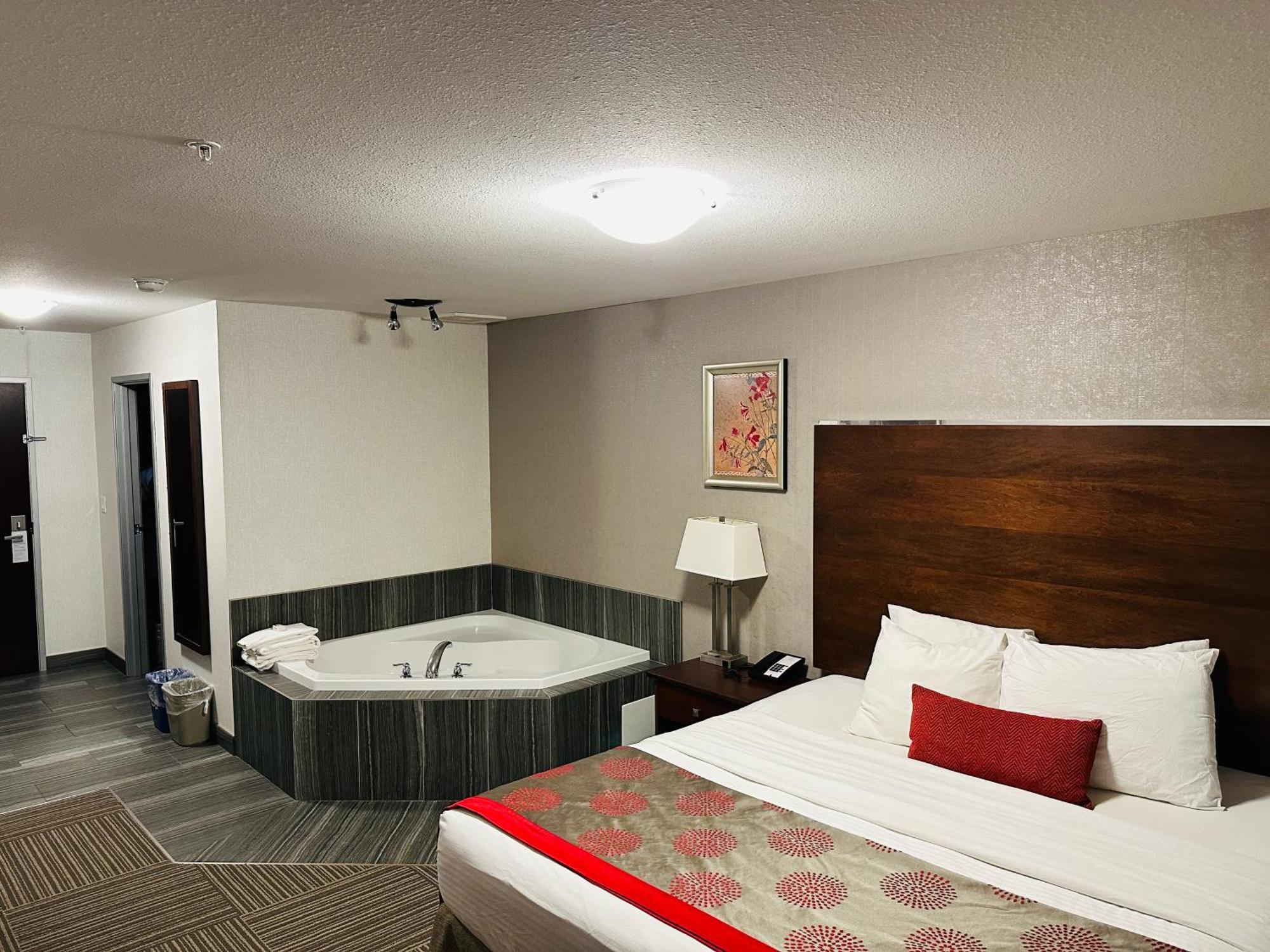 Hotel Ramada By Wyndham Moose Jaw Esterno foto