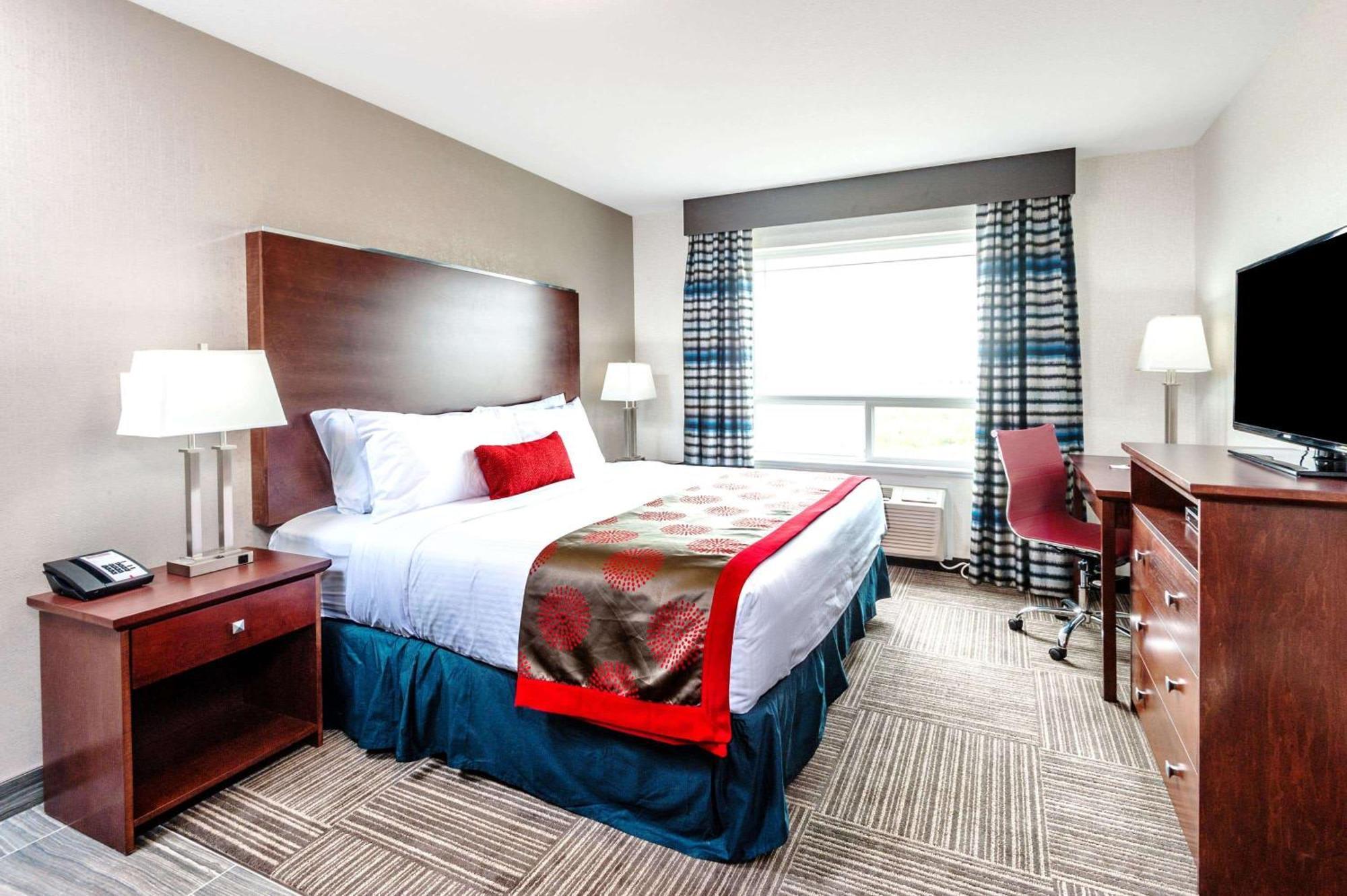 Hotel Ramada By Wyndham Moose Jaw Esterno foto