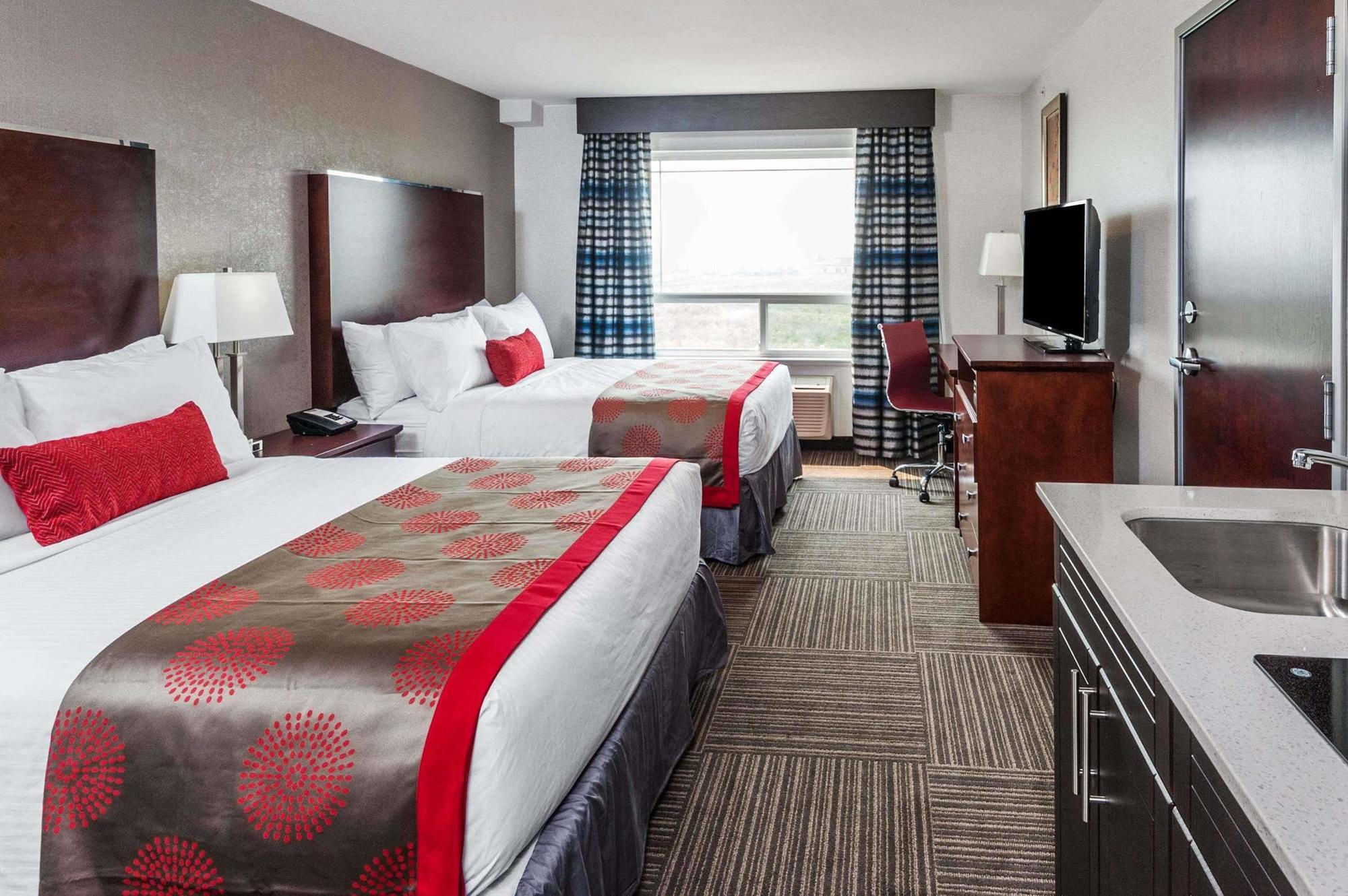 Hotel Ramada By Wyndham Moose Jaw Esterno foto