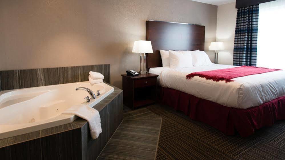 Hotel Ramada By Wyndham Moose Jaw Esterno foto