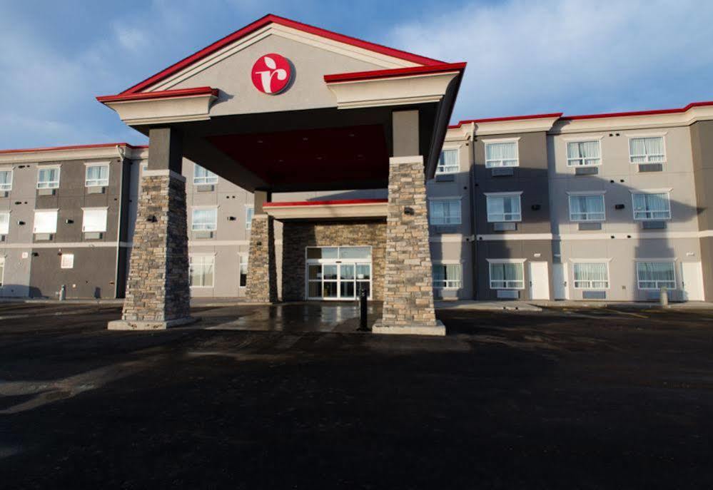 Hotel Ramada By Wyndham Moose Jaw Esterno foto